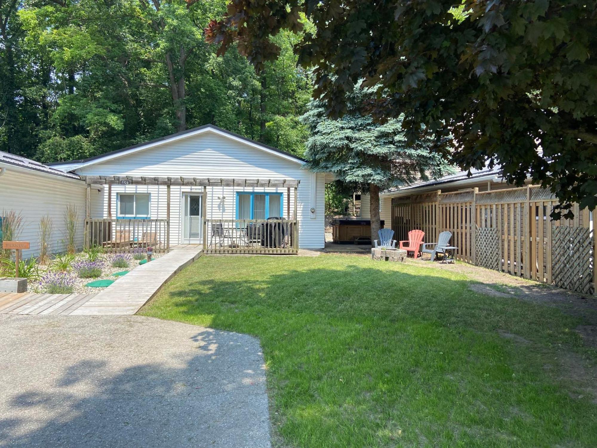 Cozy Cottage Retreat Lambton Shores Bagian luar foto